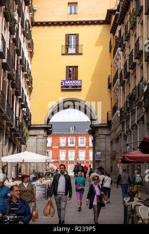 Torbogen in der Plaza Mayor in Madrid, Spanien führenden Stockfoto