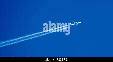 Twin engine Airliner vor blauem Himmel Stockfoto