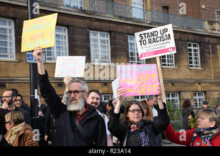 Norwich gegen Faschisten organisierte eine große Gegendemonstration an Großbritannien Einheit' übernehmen Sie wieder die Kontrolle "pro-Brexit Protest statt, auf der anderen Seite der Straße. Norwegisch Stockfoto
