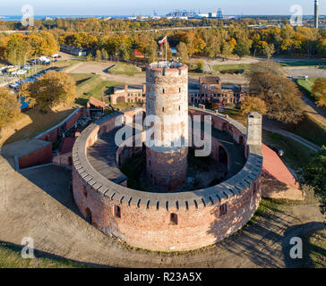 Mittelalterliche Wisloujscie Festung mit alten Leuchtturm Turm im Hafen von Danzig, Polen. Ein einzigartiges Denkmal der Festungsanlage funktioniert. Luftbild bei Sonnenuntergang Stockfoto