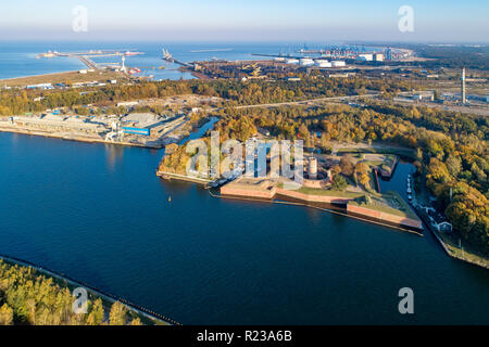 Mittelalterliche Wisloujscie Festung mit alten Leuchtturm Turm im Hafen von Danzig, Polen. Ein einzigartiges Denkmal der Festungsanlage funktioniert. Luftbild bei Sonnenuntergang Stockfoto