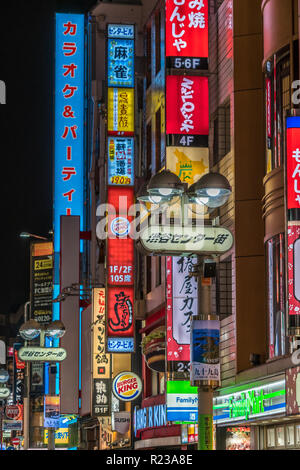 Shibuya, Tokio - 27. August 2018: die Nacht Szene in Shibuya entfernt. Restaurants und Geschäfte mit bunten Reklametafeln Stockfoto