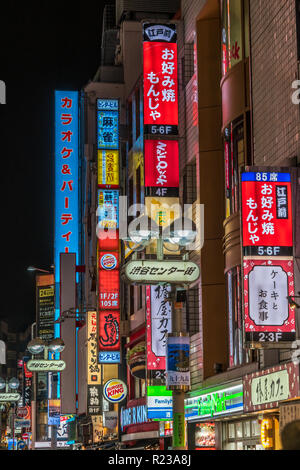 Shibuya, Tokio - 27. August 2018: die Nacht Szene in Shibuya entfernt. Restaurants und Geschäfte mit bunten Reklametafeln Stockfoto