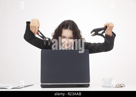 Junge Geschäftsfrau smashing einen Laptop. isoliert auf Weiss. Stockfoto