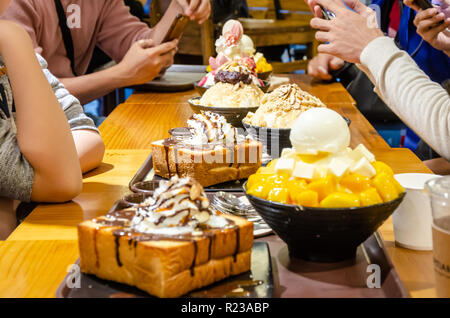 Desserts auf einen Tisch und einen Nachtisch cafe in Seoul, Südkorea Stockfoto