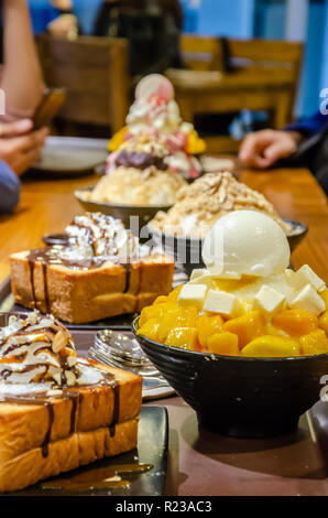 Desserts auf einen Tisch und einen Nachtisch cafe in Seoul, Südkorea Stockfoto