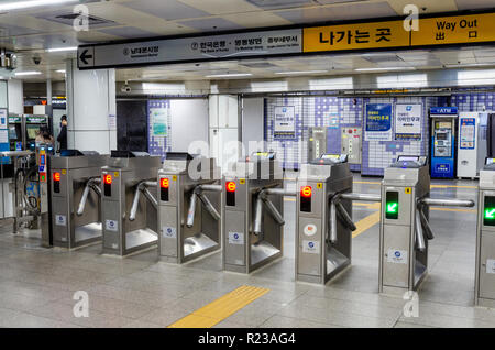 Ticket Barrieren an Hoehyeon Station der U-Bahn von Seoul in Seoul, Südkorea. Stockfoto