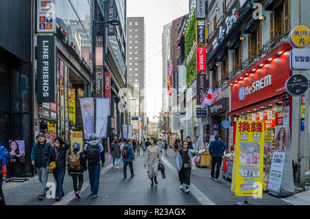 Myeongdong ist ein Geschäftsviertel in Seoul, Südkorea Stockfoto