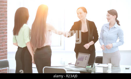 Ältere Frau und junge Manager handshaking nach Vertragsabschluss im Büro Zufrieden Stockfoto