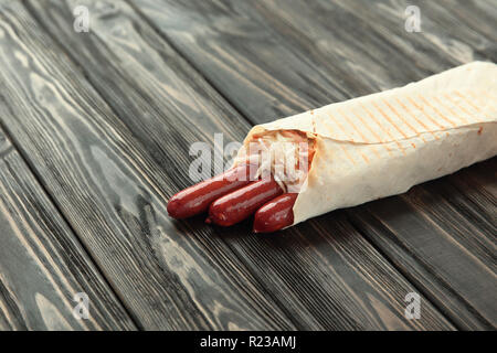 Jagd Wurst in pita Brot auf einem dunklen Hintergrund Stockfoto