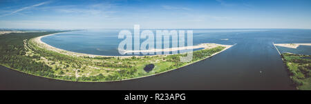 Weitfeld Panoramablick Luftaufnahme von Strand an der blauen Ostsee und die Weichsel Mund Stockfoto