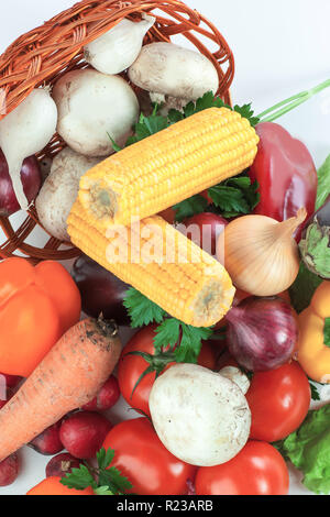 Closeup. Pilze und eine Vielzahl von frischem Gemüse in einem Korb Stockfoto