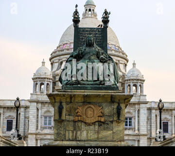 Statue von Queen Victoria - Victoria Memorial Hall, Kolkata, Indien Stockfoto