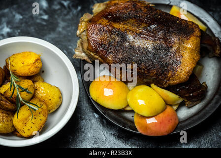 Gebratene Ente mit sauerkirschen Äpfel und gebackene Kartoffeln Stockfoto