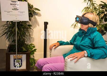 Frau VR virtual reality Headset nehmen eine 360-Grad virtuelle Tour von Madrid an der Plaza Mayor Tourist Information Office, Madrid, Spanien Stockfoto