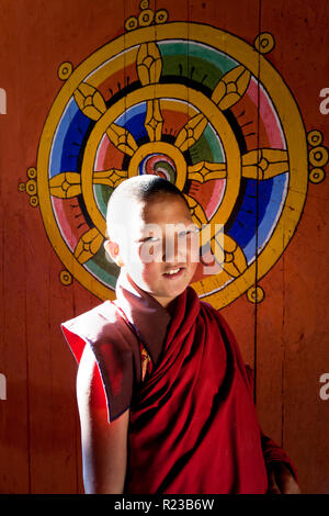 Bumthang Bhutan - Oktober 2011: Der junge Mönch Jakar Dzong von Jakar, Bhutan Stockfoto