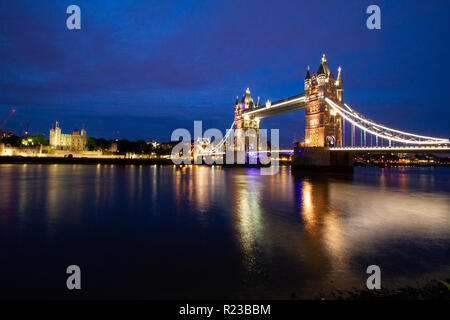 London/England - 3. Juni 2014: London Bridge bei Nacht, Tower Bridge Englisch Sehenswürdigkeiten Stockfoto