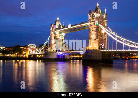 London/England - 3. Juni 2014: London Bridge bei Nacht, Tower Bridge Englisch Sehenswürdigkeiten Stockfoto