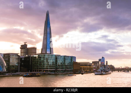 Blick Richtung Süden Londons mit dem Shard Wolkenkratzer, der City Hall und der HMS Belfast im Abendlicht. Stockfoto