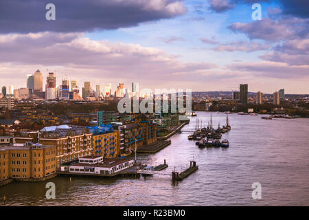 London Skyline im Sonnenuntergang. Blick auf die Docklands und Wolkenkratzer von der Tower Bridge im Sonnenuntergang gesehen Stockfoto