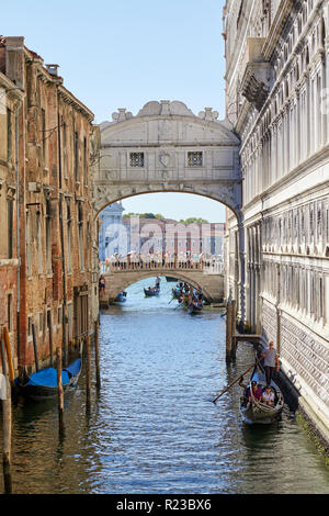 Venedig, Italien - 14 AUGUST 2017: Seufzerbrücke in einem sonnigen Sommertag, die Menschen in der Gondel und Touristen auf der Brücke in Venedig, Italien Stockfoto