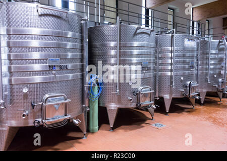 Edelstahl Fässern für Gärung der Trauben in einer Weinkellerei, Toskana, Italien Stockfoto