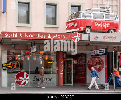 Hobart, Tasmanien, Australien - 14. Dezember 2009: Red Herring VW Transporter auf der Anzeige oben zwei Läden in Liverpool Einkaufsstraße, nämlich ein Sushi resta Stockfoto