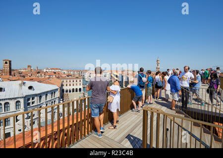 Venedig, Italien - 15 AUGUST 2017: Fondaco dei Tedeschi, Luxus Kaufhaus Terrasse mit Leuten, die an der Ansicht in einem sonnigen Sommertag Stockfoto