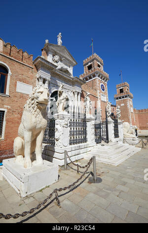 Venezianische Arsenal Tor und Wände mit Statuen in einem sonnigen Sommertag in Venedig, Italien Stockfoto