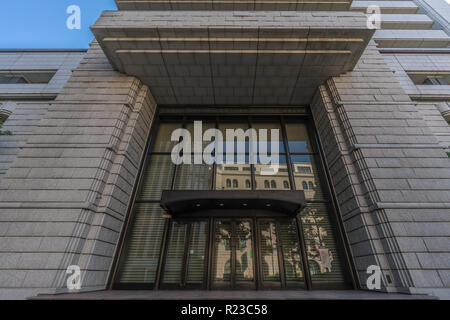 Tokio, Chuo Ward - 26. August 2018: Eingang der Tokioter Börse (shokentorihikijo). In Nihonbashi Kabutocho Bezirk entfernt. Stockfoto