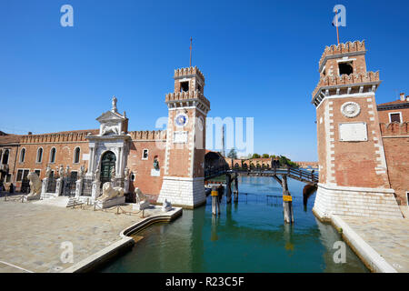 Venezianische Arsenal mit Canal in einem sonnigen Sommertag in Venedig, Italien Stockfoto