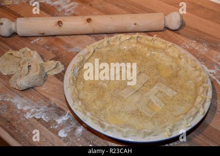 Eine Torte mit Schriftzug Rechtschreibung das Wort PIE auf die Oberseite von ihm Stockfoto