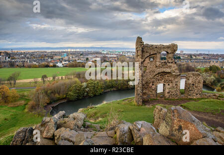 Die romantische Torheit der St Anthony's Chapel Ruine steht auf dem Hügel von Arthur's Seat über St. Margaret's Loch in Holyrood Park in Edinburgh. Stockfoto