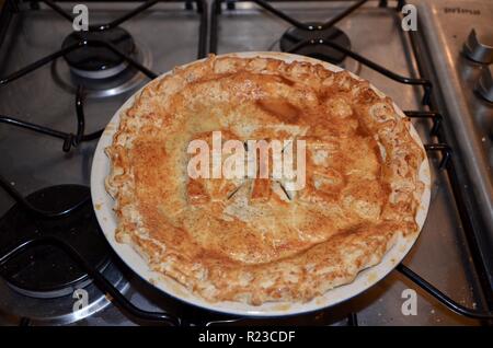 Eine Torte mit Schriftzug Rechtschreibung das Wort PIE auf die Oberseite von ihm Stockfoto