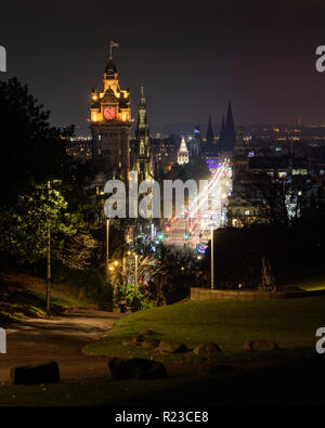 Edinburgh, Schottland, Großbritannien - 6. November 2011: Verkehr Formen leichte Wanderwege auf Edinburgh's busy Prince's Street in der Nacht, als von Calton Hill Park gesehen, Stockfoto