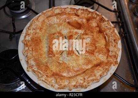 Eine Torte mit Schriftzug Rechtschreibung das Wort PIE auf die Oberseite von ihm Stockfoto