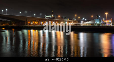 Glasgow, Schottland, Großbritannien - 6. November 2018: Der Fluss Clyde fliesst unterhalb der Kingston Brücke der Autobahn M8 im Zentrum von Glasgow in der Nacht. Stockfoto