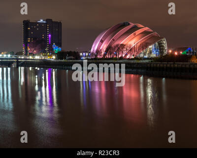 Glasgow, Schottland, Großbritannien - 6. November 2018: Die moderne Armadillo Auditorium und Crowne Plaza Hotel Gebäude stehen am Ufer des Flusses Clyde am Th Stockfoto