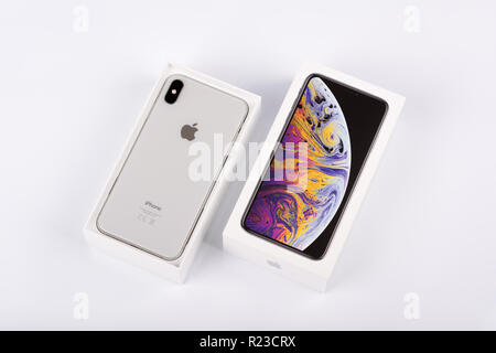 BURGAS, Bulgarien - 8. NOVEMBER 2018: Apple iPhone Xs Max silber auf weißem Hintergrund, Ansicht von hinten. Stockfoto