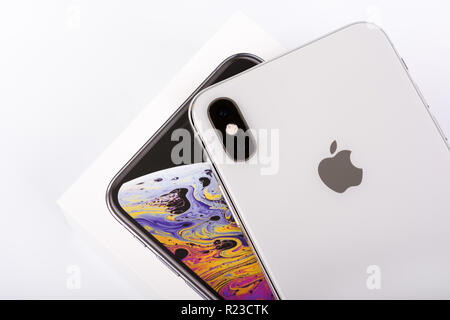 BURGAS, Bulgarien - 8. NOVEMBER 2018: Apple iPhone Xs Max silber auf weißem Hintergrund, Ansicht von hinten. Stockfoto