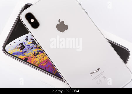 BURGAS, Bulgarien - 8. NOVEMBER 2018: Apple iPhone Xs Max silber auf weißem Hintergrund, Ansicht von hinten. Stockfoto