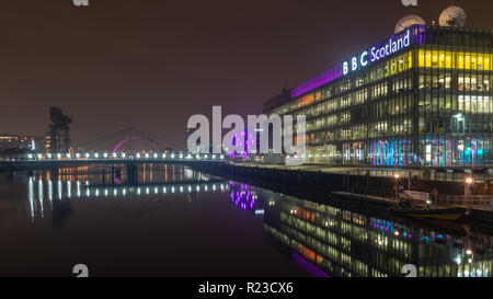 Glasgow, Schottland, Großbritannien - 5 November, 2018: Die Büros und Studios der BBC Schottland sind in den Wassern des Flusses Clyde in der Nacht in Glasgow nieder. Stockfoto