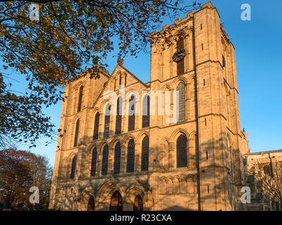 Die Westfassade der Kathedrale bei Sonnenuntergang Ripon Ripon North Yorkshire England Stockfoto