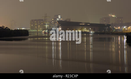 Glasgow, Schottland, Großbritannien - 5 November, 2018: Feuerwerkskörper explodieren oben Apartment Gebäude in Partick, neben der modernistischen Riverside Museum und Glenlee ta Stockfoto