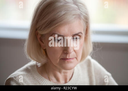 Nahaufnahme von traurige ältere Frau Kummer oder sorgen für den geliebten Mann einsam, traurig Alter weiblich Denken über vergangene Erinnerungen, fehlende alten Tage, Co Stockfoto