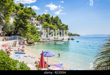 BRELA, KROATIEN - 20. JULI 2018: Touristen Erholung am wunderschönen Strand von Brela, schönen mediterranen Marine in Kroatien Stockfoto