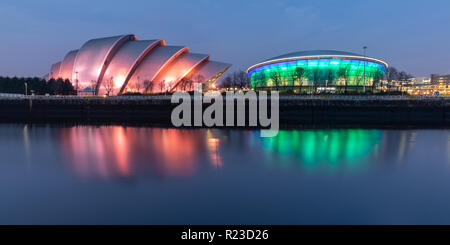 Glasgow, Schottland, Großbritannien - 5 November, 2018: Der schottische Veranstaltung Campus Armadillo Auditorium und SSE Hydro Arena sind in den Fluss Clyde in der Dämmerung wider Stockfoto