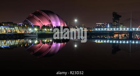 Glasgow, Schottland, Großbritannien - 4. November 2018: Der "Armadillo" Auditorium Gebäude der SEC ist in den ruhigen Wassern des Flusses Clyde Glasgow bei n wider Stockfoto