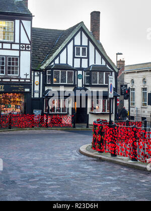 Erinnerung Mohnblumen am Wakemans Haus auf dem Markt in Ripon North Yorkshire England Stockfoto