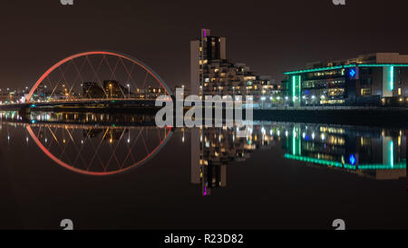 Glasgow, Schottland, Großbritannien - 4. November 2018: Die Clyde Arc Brücke und dem Büros und Studios von STV werden in den Wassern des Flusses Clyde in Gl wider Stockfoto